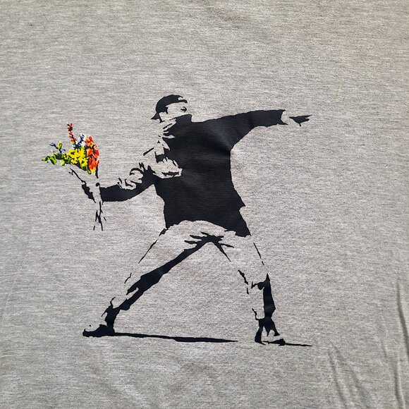 Gray Banksy Man Throwing Flowers print t-shirt, size XXL - Picture 5 of 7